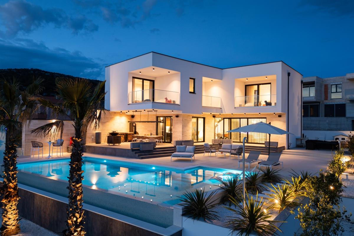 001-5361-30-Primosten-Luxury-villa-with-pool-and-a-sea-view-for-sale