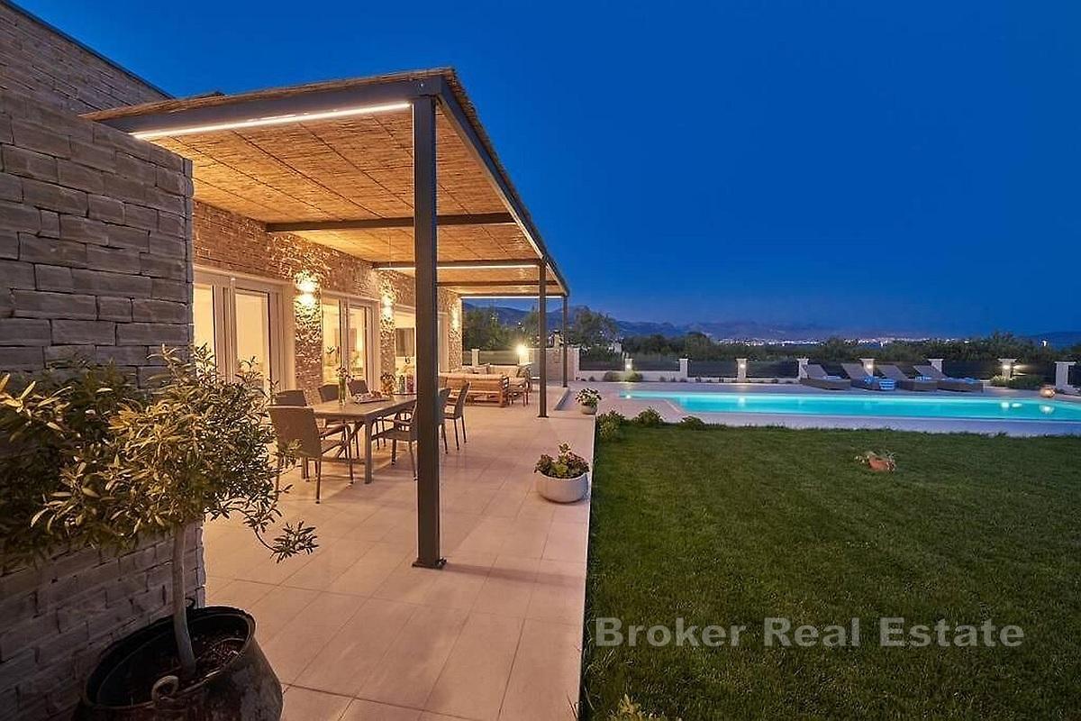 Nowoczesny dom z basenem otoczony zielenią