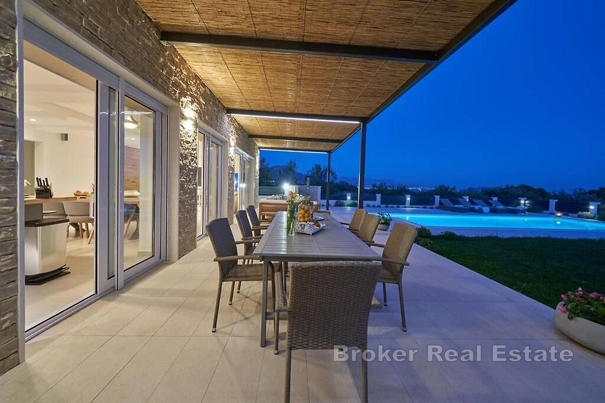 Nowoczesny dom z basenem otoczony zielenią