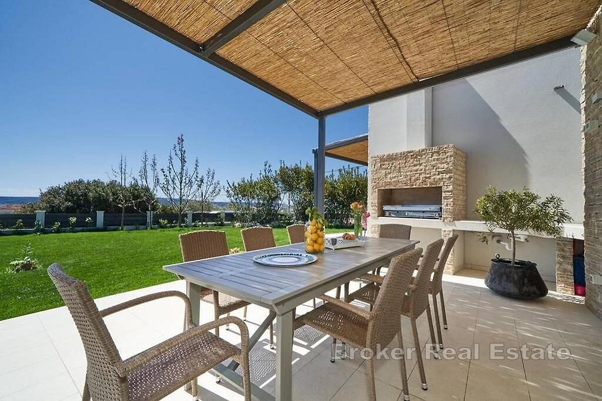 Nowoczesny dom z basenem otoczony zielenią