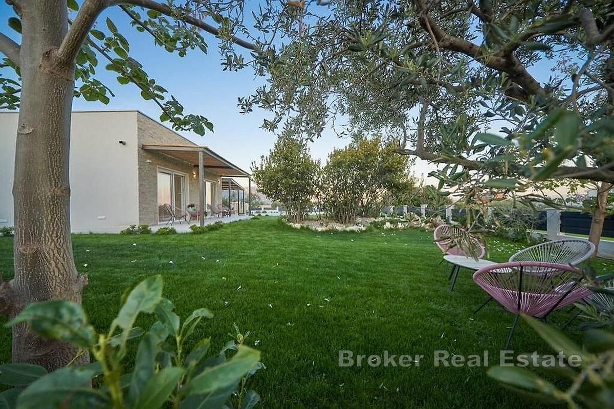 Nowoczesny dom z basenem otoczony zielenią