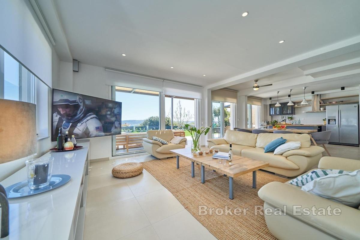 Nowoczesny dom z basenem otoczony zielenią