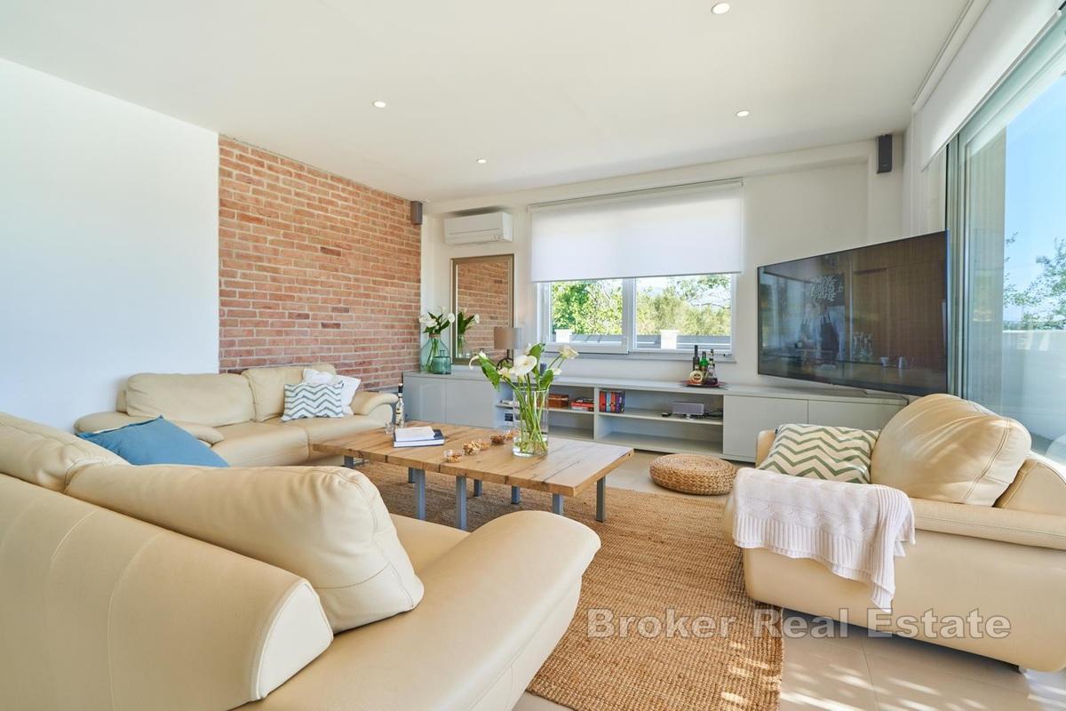 Nowoczesny dom z basenem otoczony zielenią