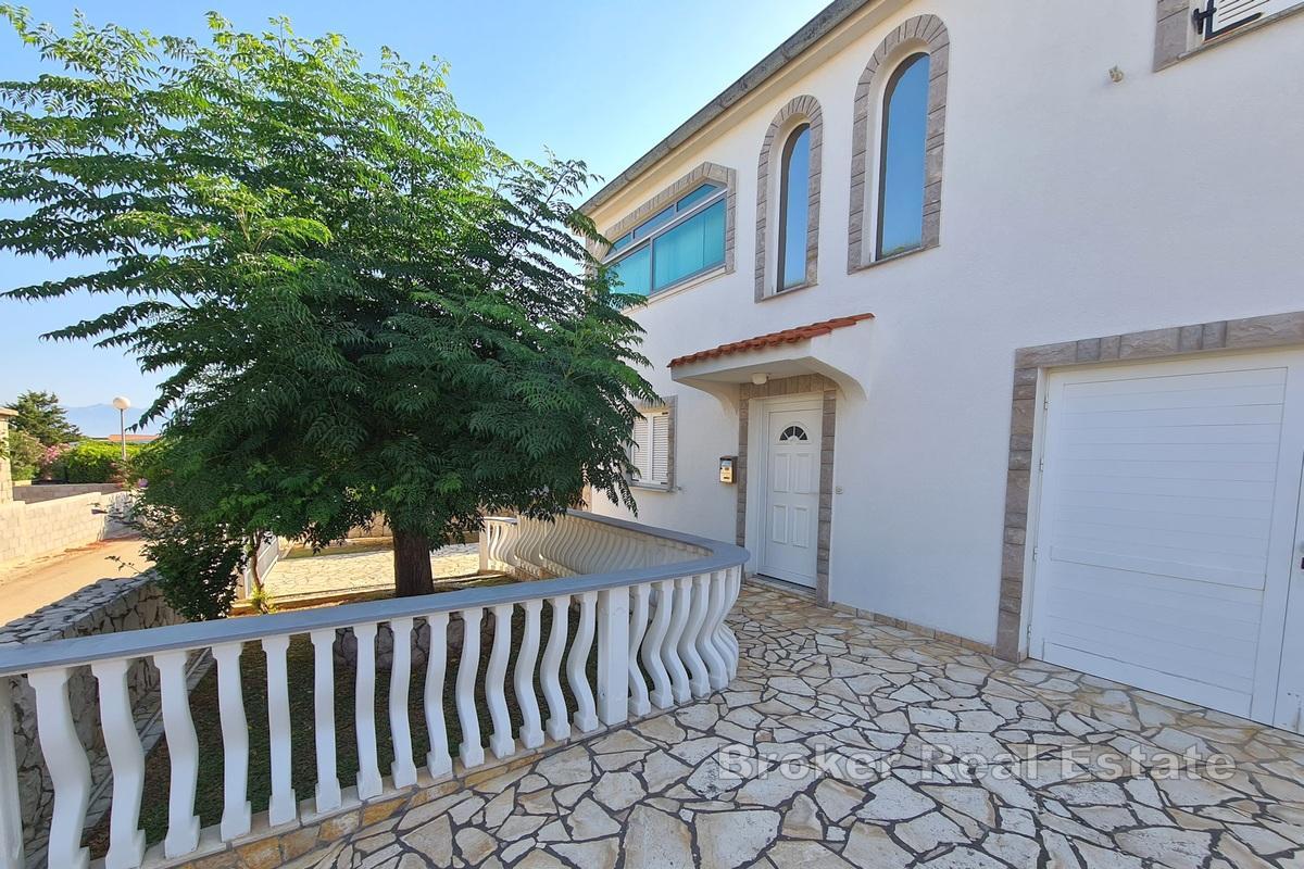 Dom dwupiętrowy blisko morza