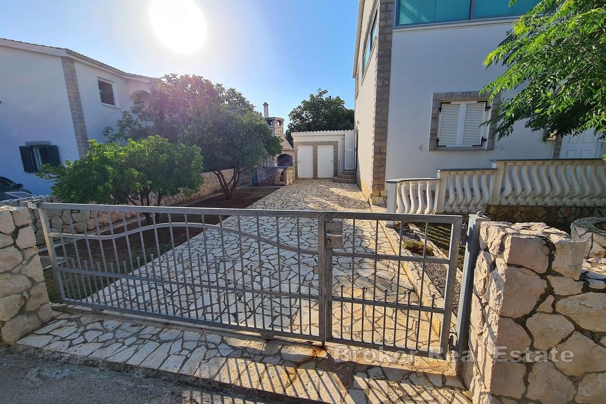 Dom dwupiętrowy blisko morza