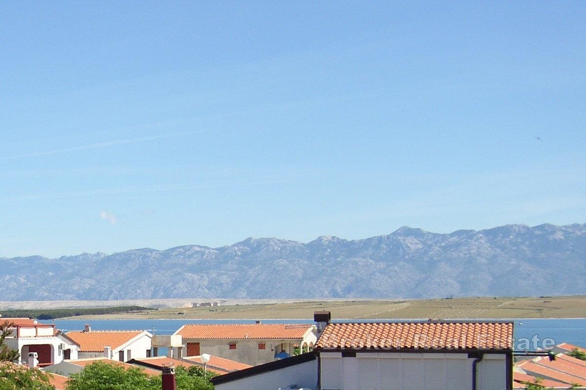 Dom dwupiętrowy blisko morza