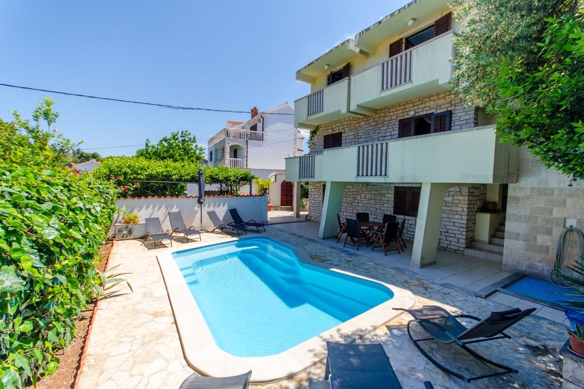 001-5372-30-island-brac-apartment-house-with-swimming-pool-for-sale