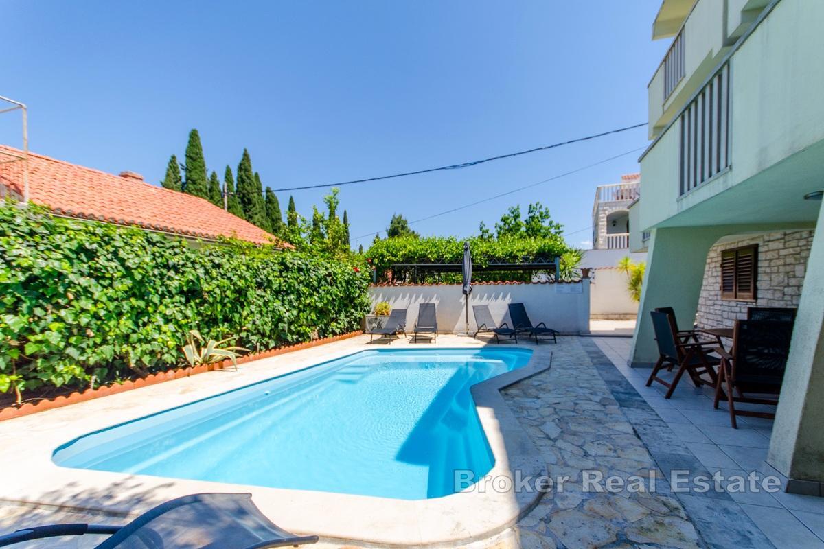 Dům s bazénem u moře