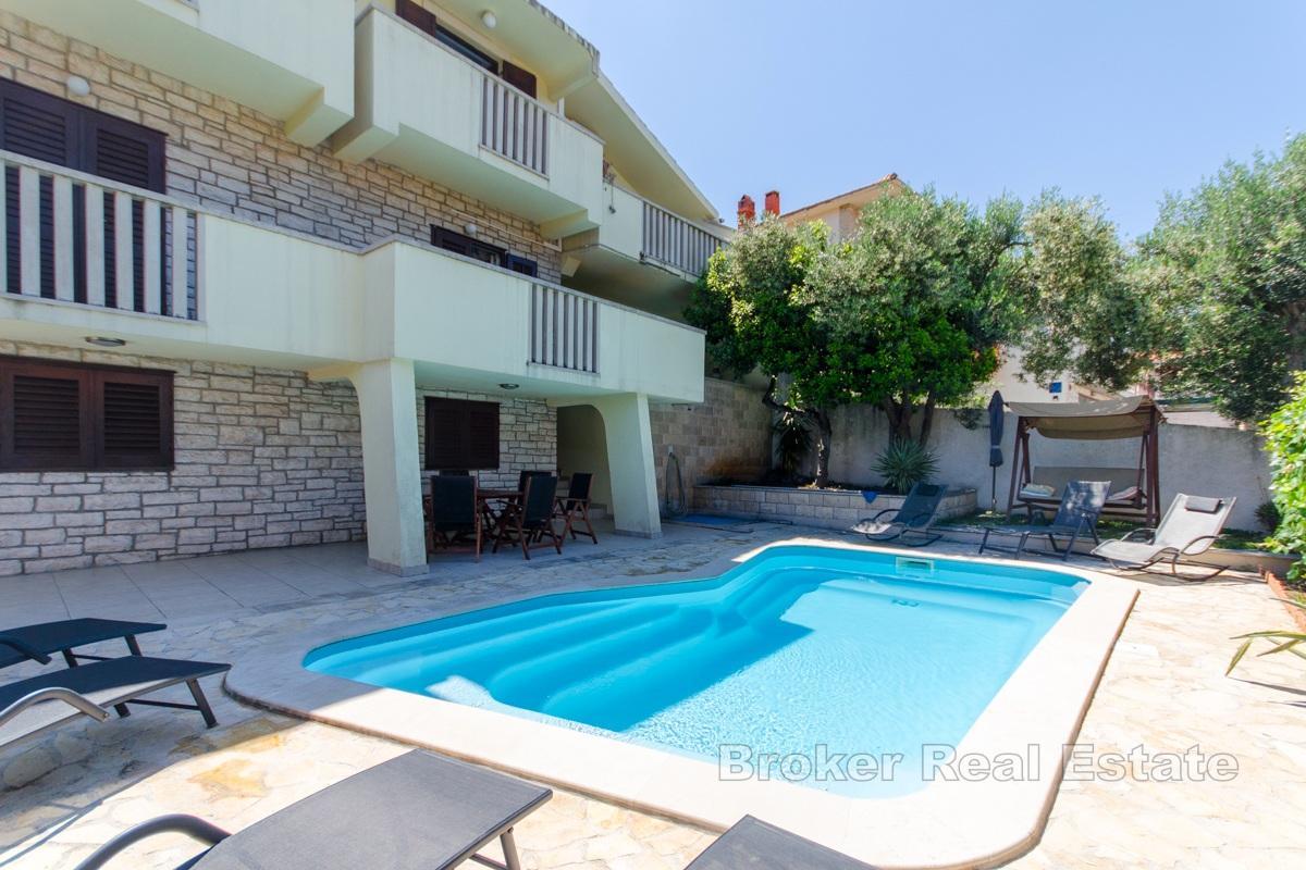 Dům s bazénem u moře