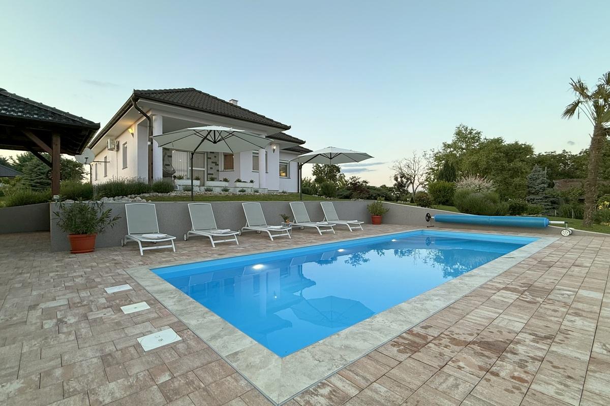 001-5373-30-krizevci-modern-house-with-swimming-pool-for-sale