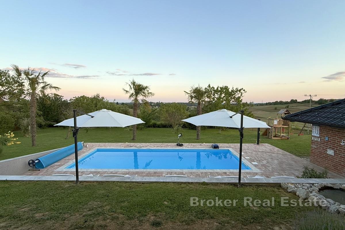 Дом с бассейном и просторным садом