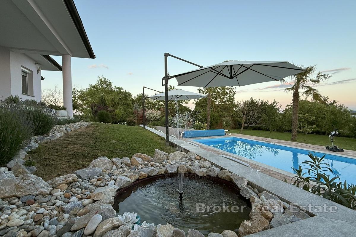 Дом с бассейном и просторным садом