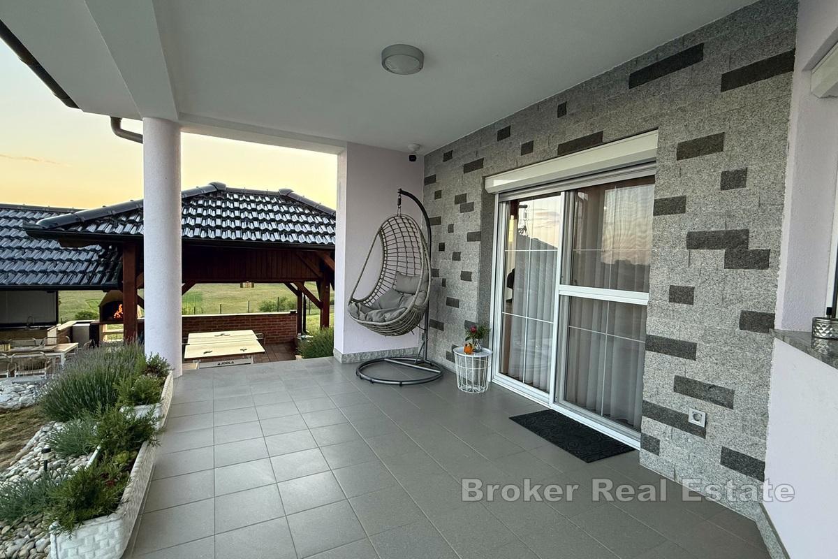 Casa con piscina e ampio giardino