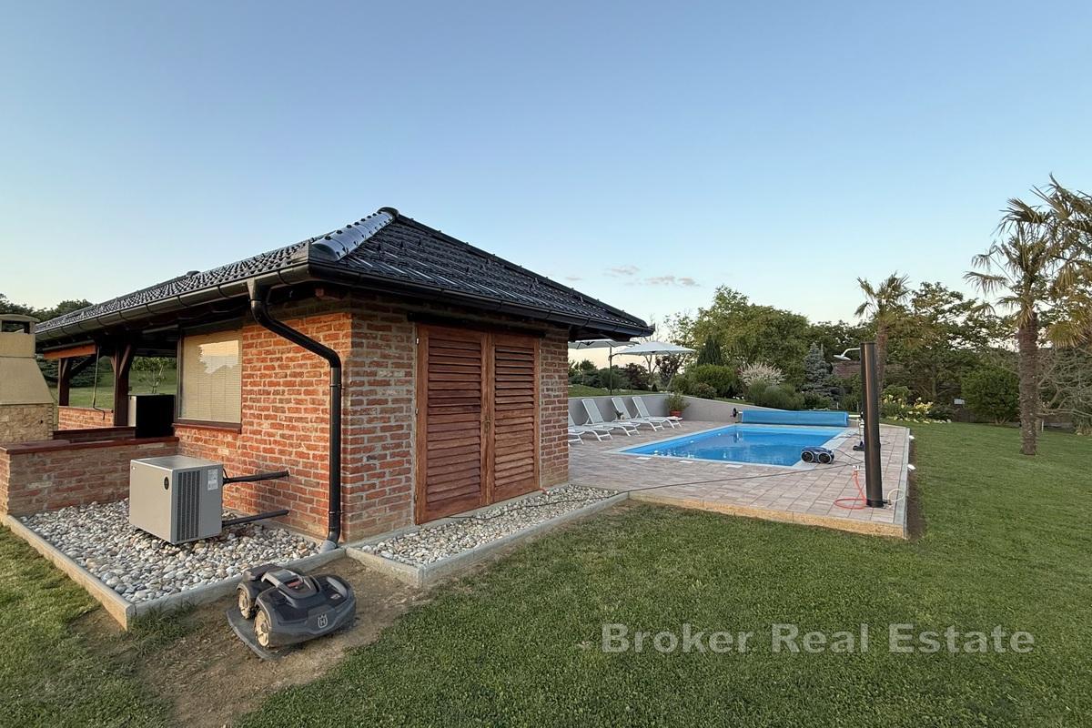 Hus med pool och en rymlig trädgård