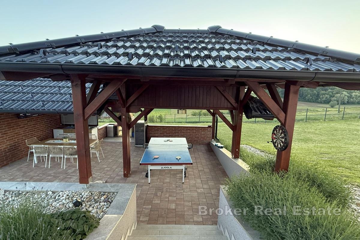 Casa con piscina e ampio giardino