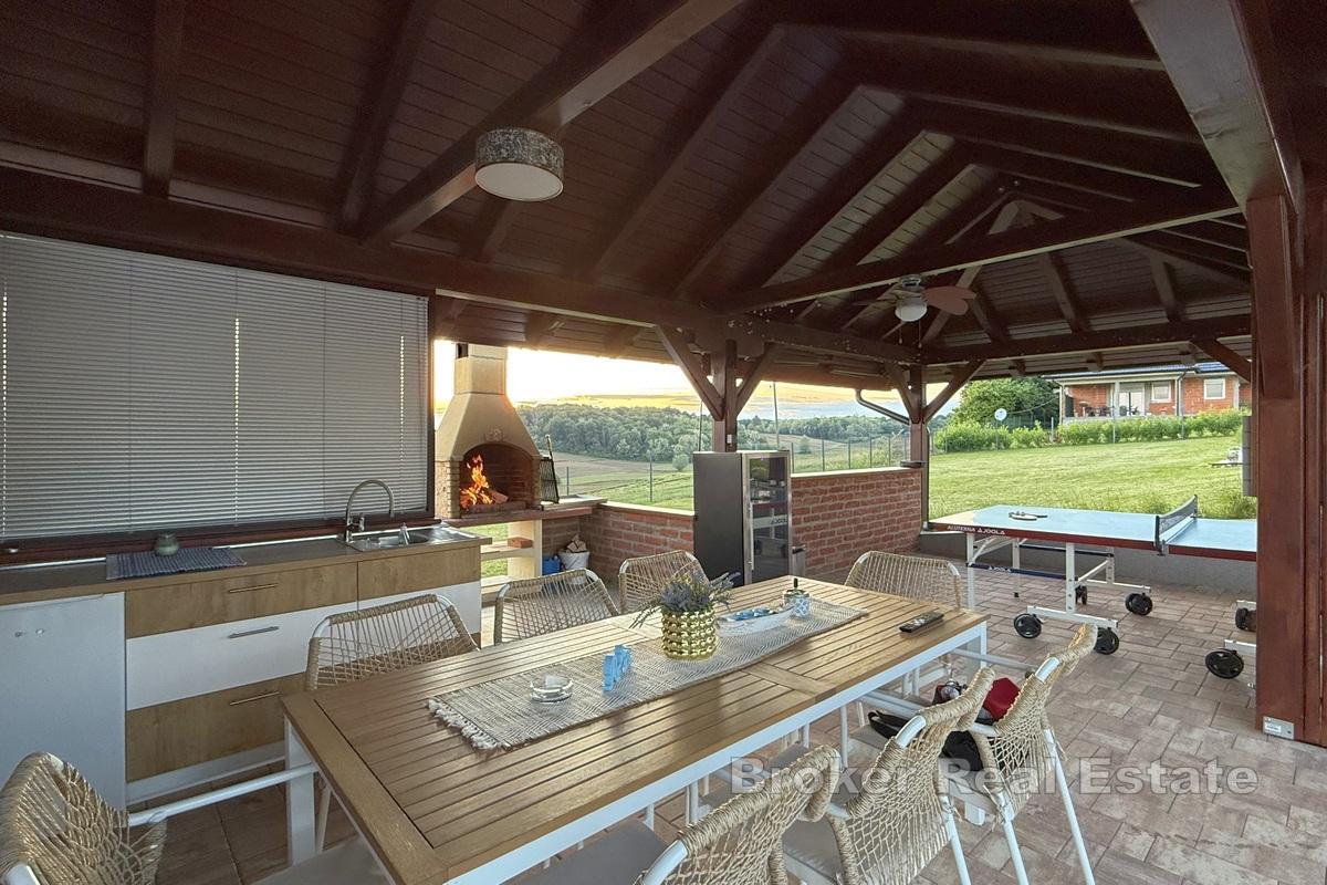 Casa con piscina e ampio giardino