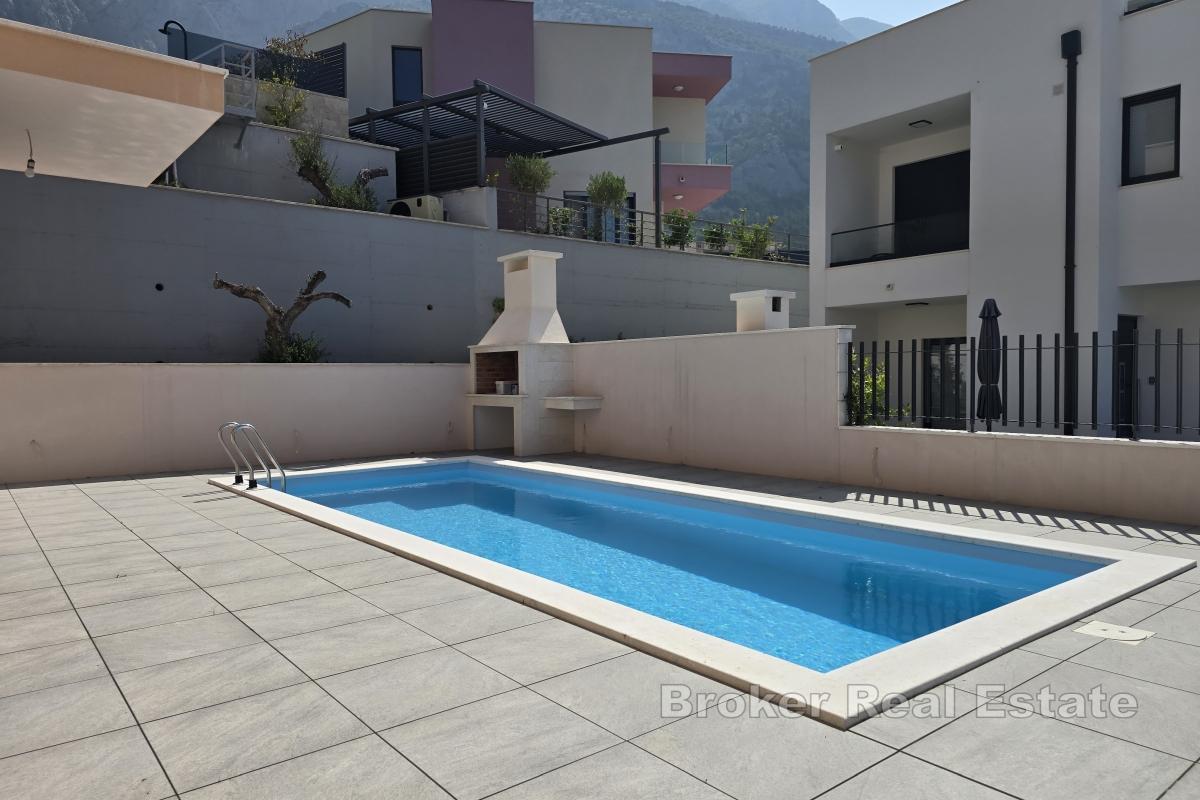 Moderne hus med svømmebasseng