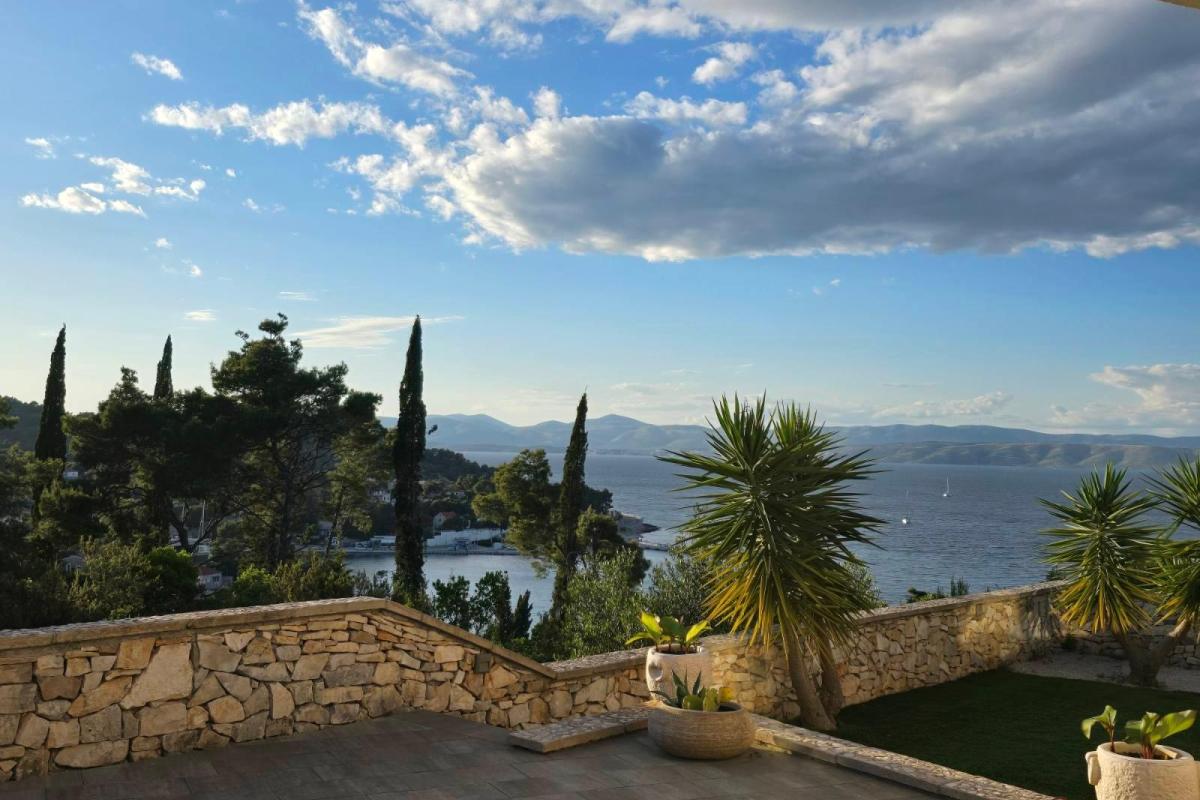 001-5383-30-Solta-Villa-with-pool-and-an-open-sea-view-for-sale