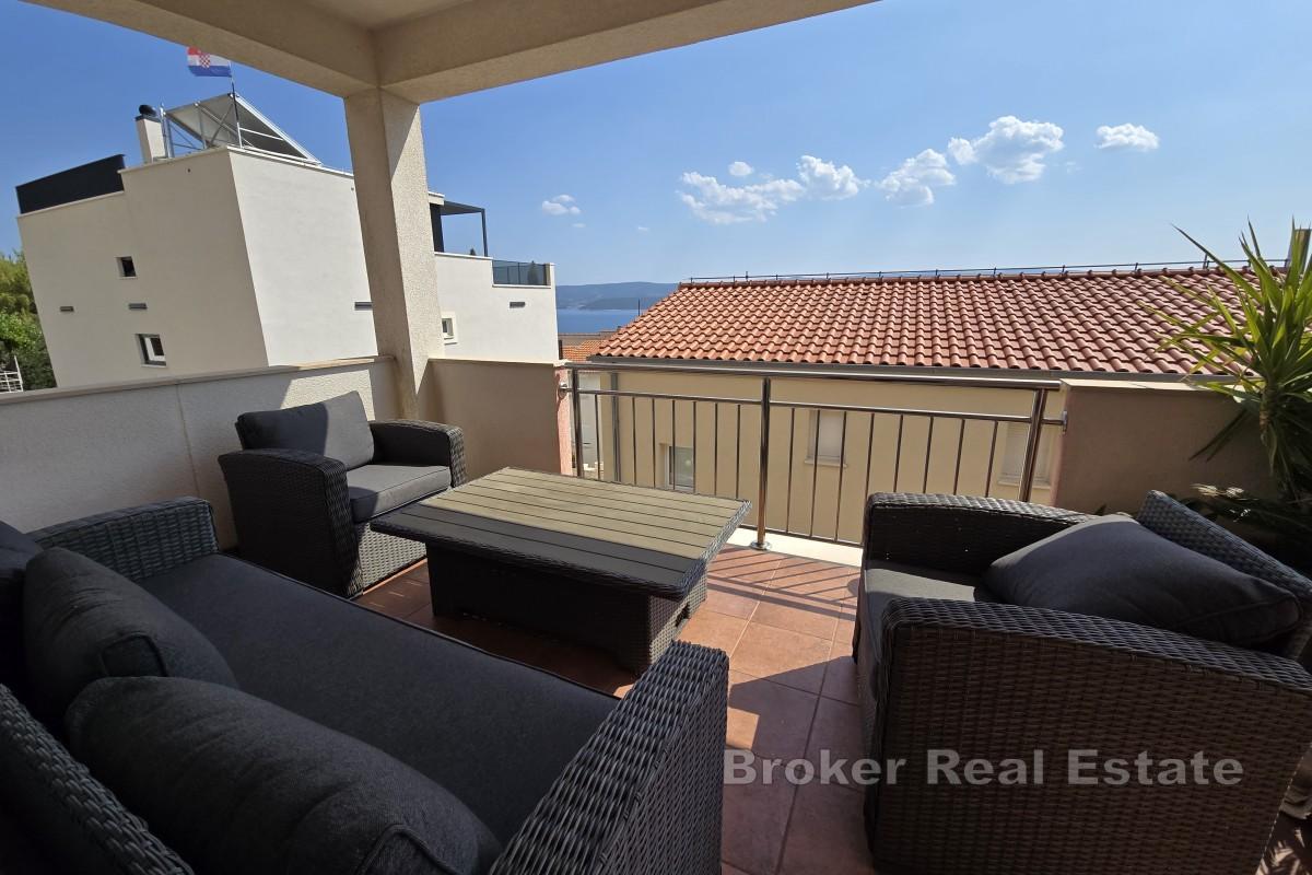 Enebolig med leiligheter og havutsikt