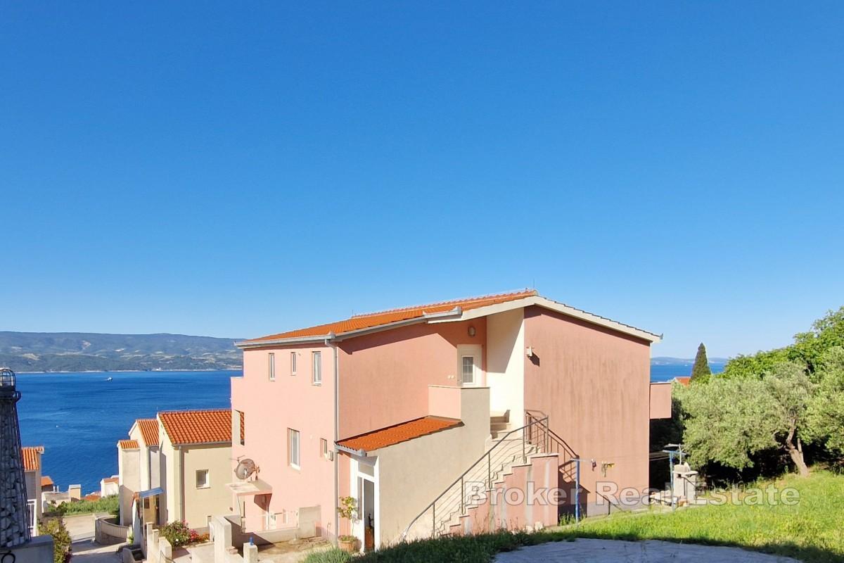 Enebolig med leiligheter og havutsikt