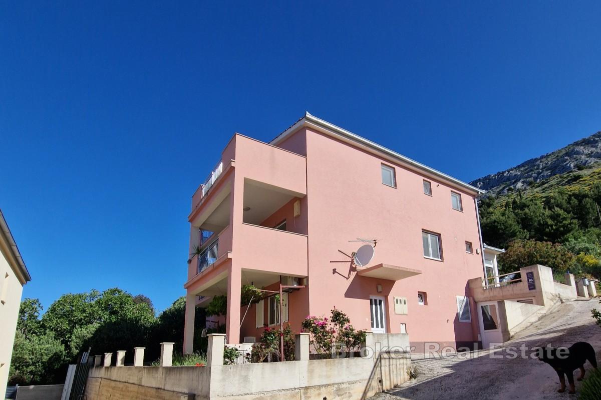 Enebolig med leiligheter og havutsikt