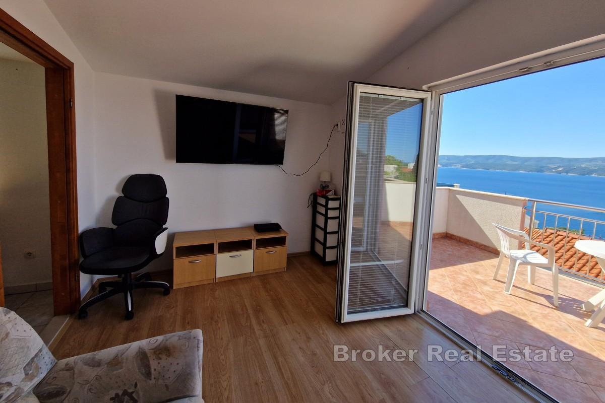 Enebolig med leiligheter og havutsikt