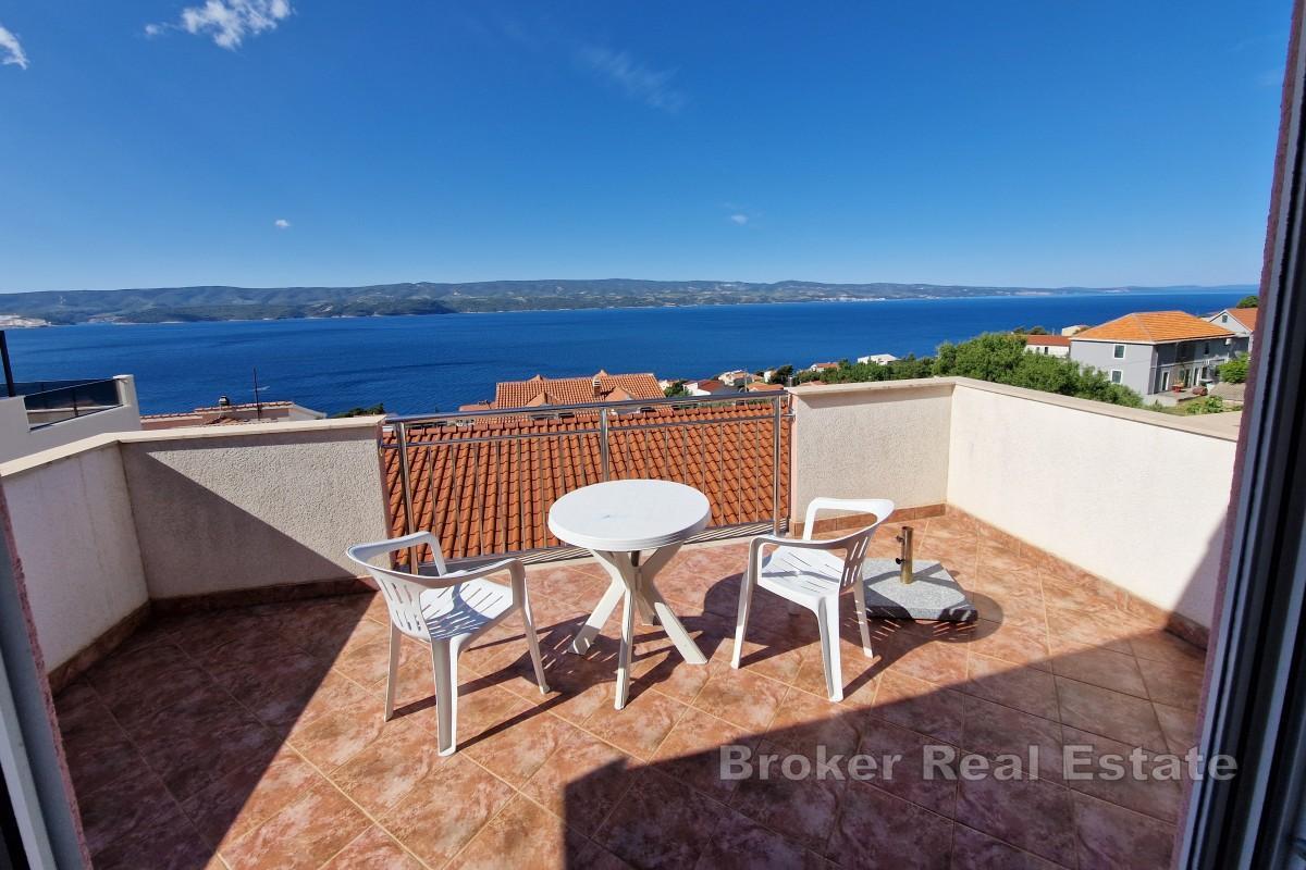 Enebolig med leiligheter og havutsikt