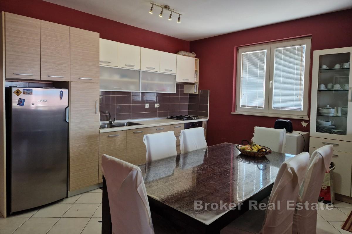 Enebolig med leiligheter og havutsikt