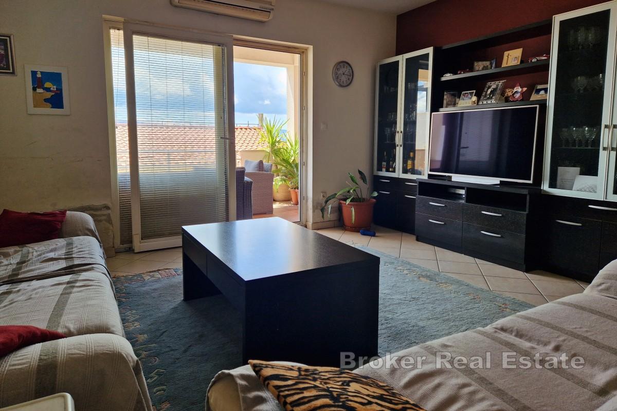 Enebolig med leiligheter og havutsikt