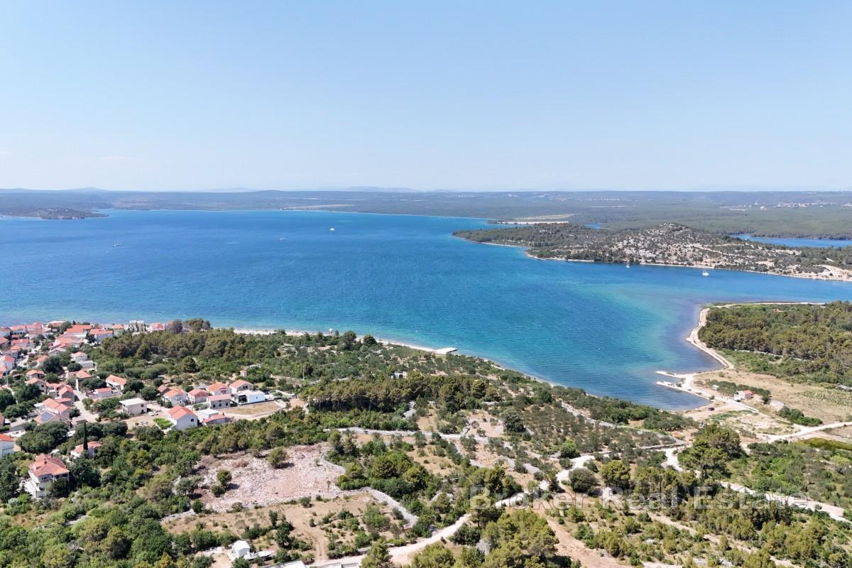 Byggetomt med konseptuelt prosjekt