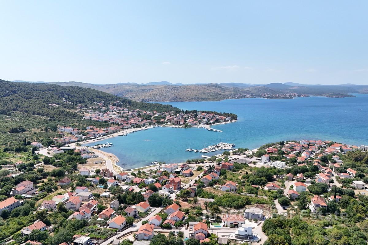 Byggetomt med konseptuelt prosjekt