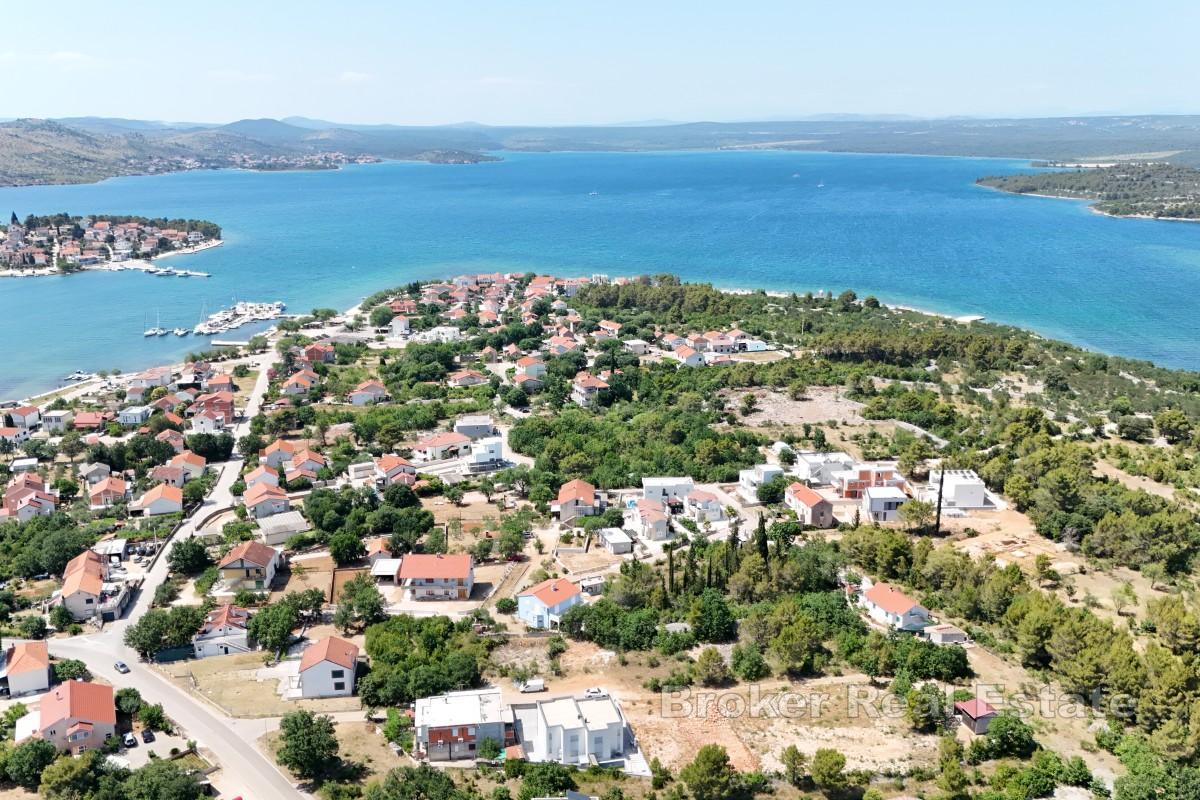 Byggetomt med konseptuelt prosjekt