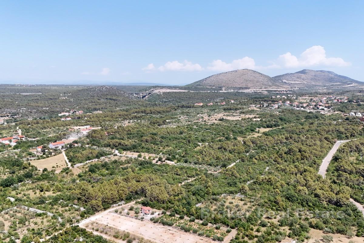 Byggetomt med konseptuelt prosjekt