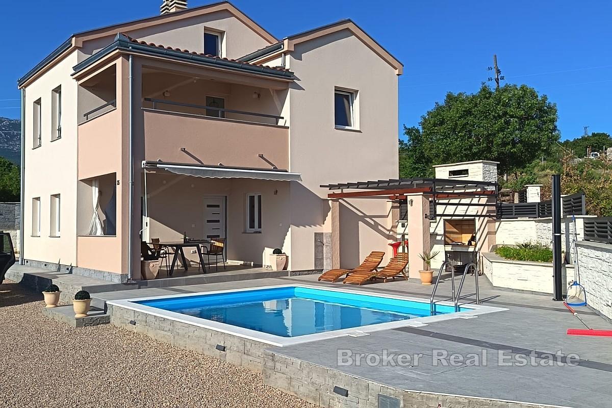 Dom wolnostojący z basenem i widokiem na morze