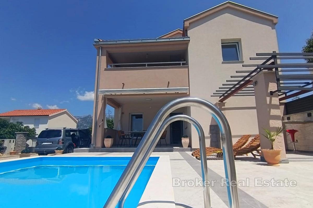 Dom wolnostojący z basenem i widokiem na morze