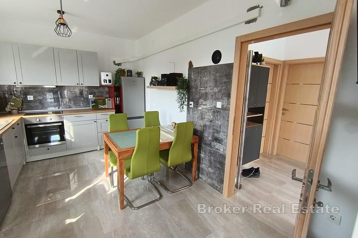 Dom wolnostojący z basenem i widokiem na morze