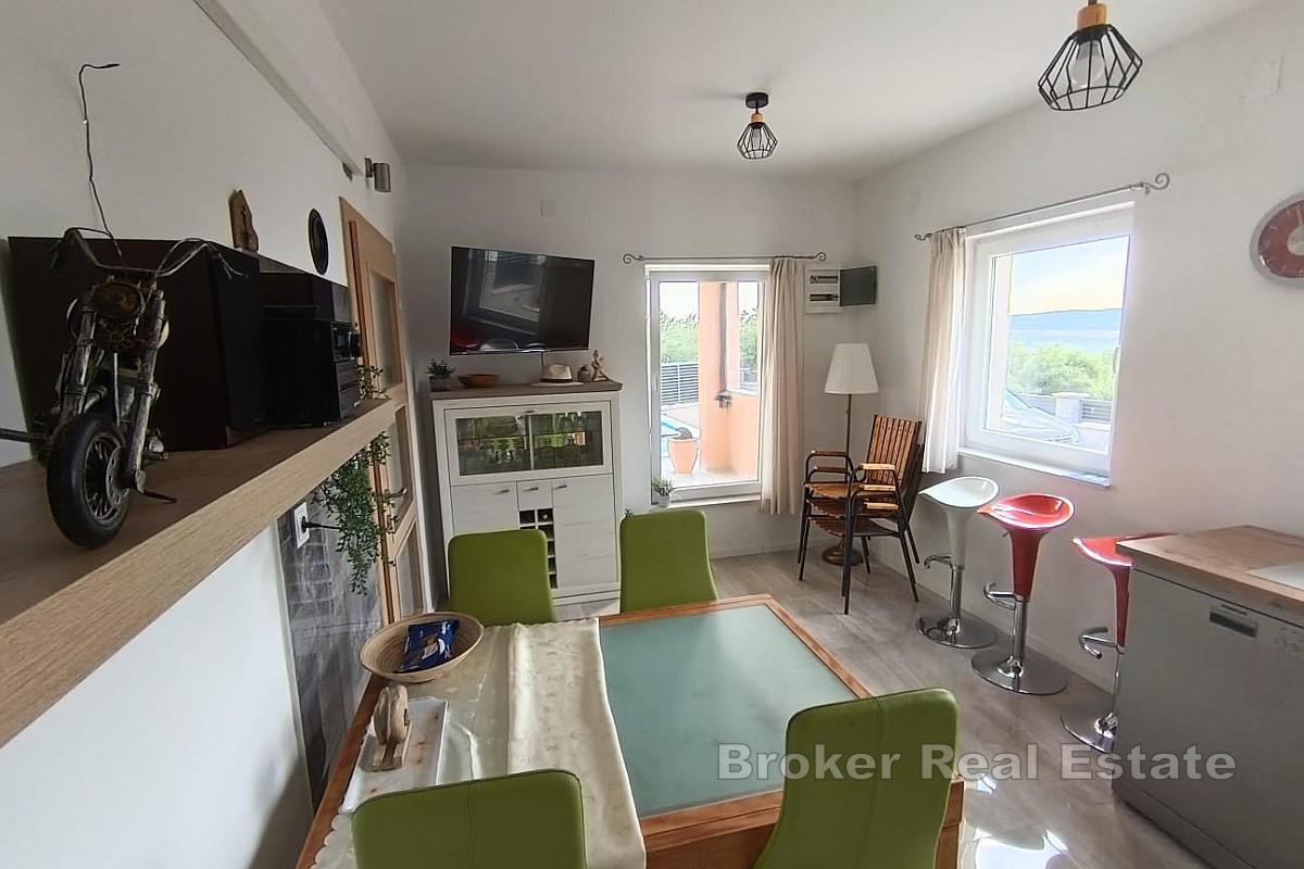 Dom wolnostojący z basenem i widokiem na morze