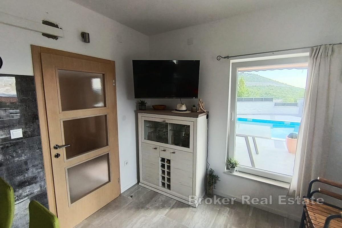 Dom wolnostojący z basenem i widokiem na morze