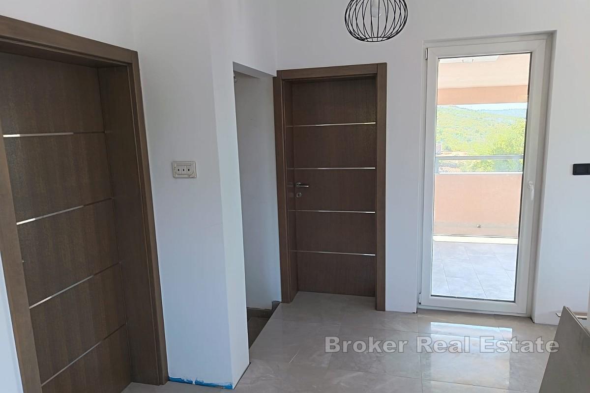 Dom wolnostojący z basenem i widokiem na morze