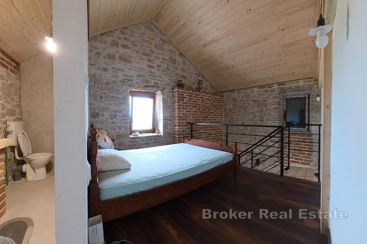 Doppelhaushälfte aus Stein