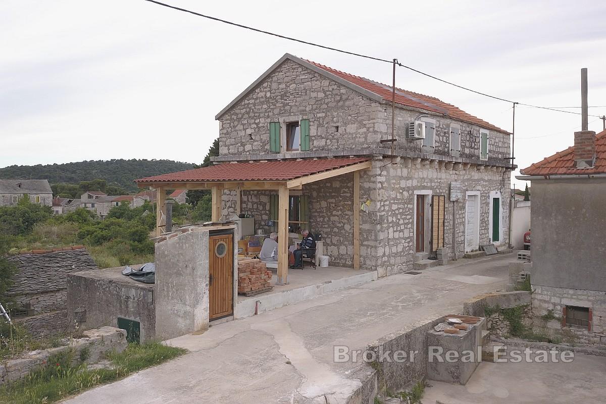 Doppelhaushälfte aus Stein