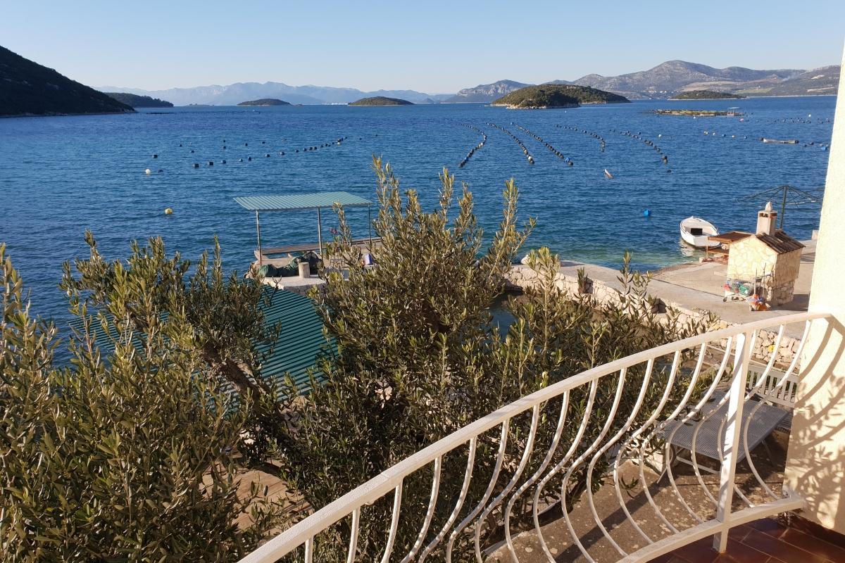 001-5399-30-Peljesac-House-in-the-firdt-row-to-the-sea-for-sale