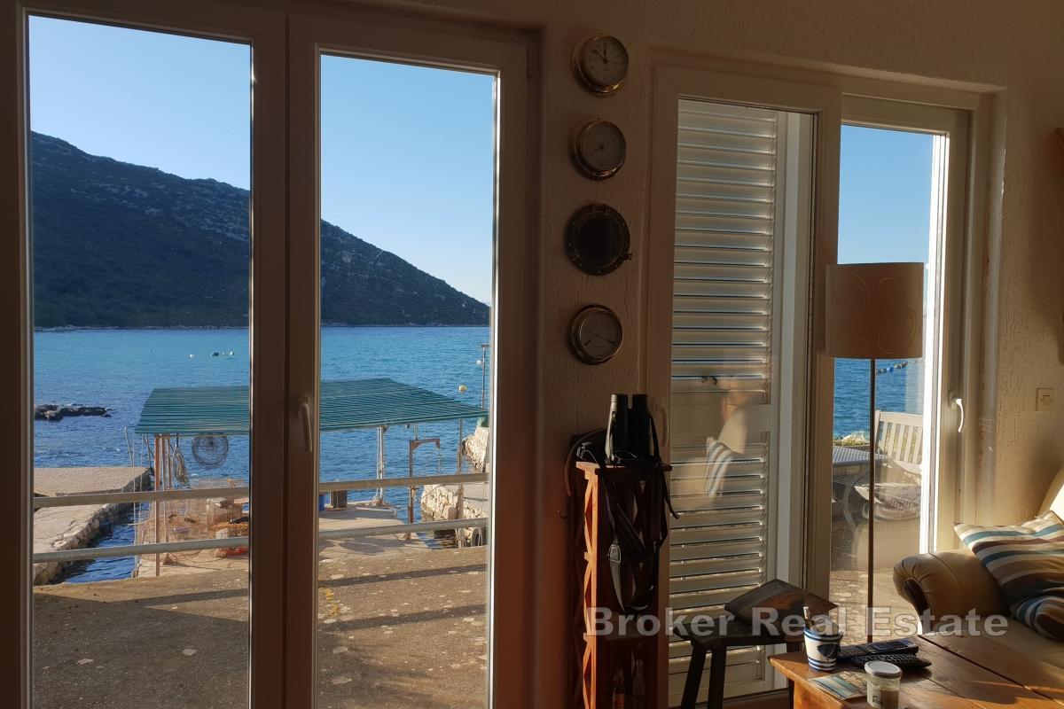 Maison à étage en première ligne de mer