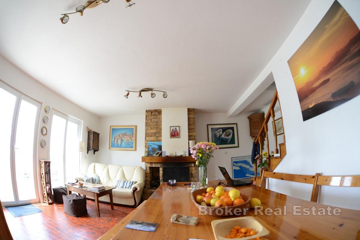 Casa a due piani in prima fila sul mare