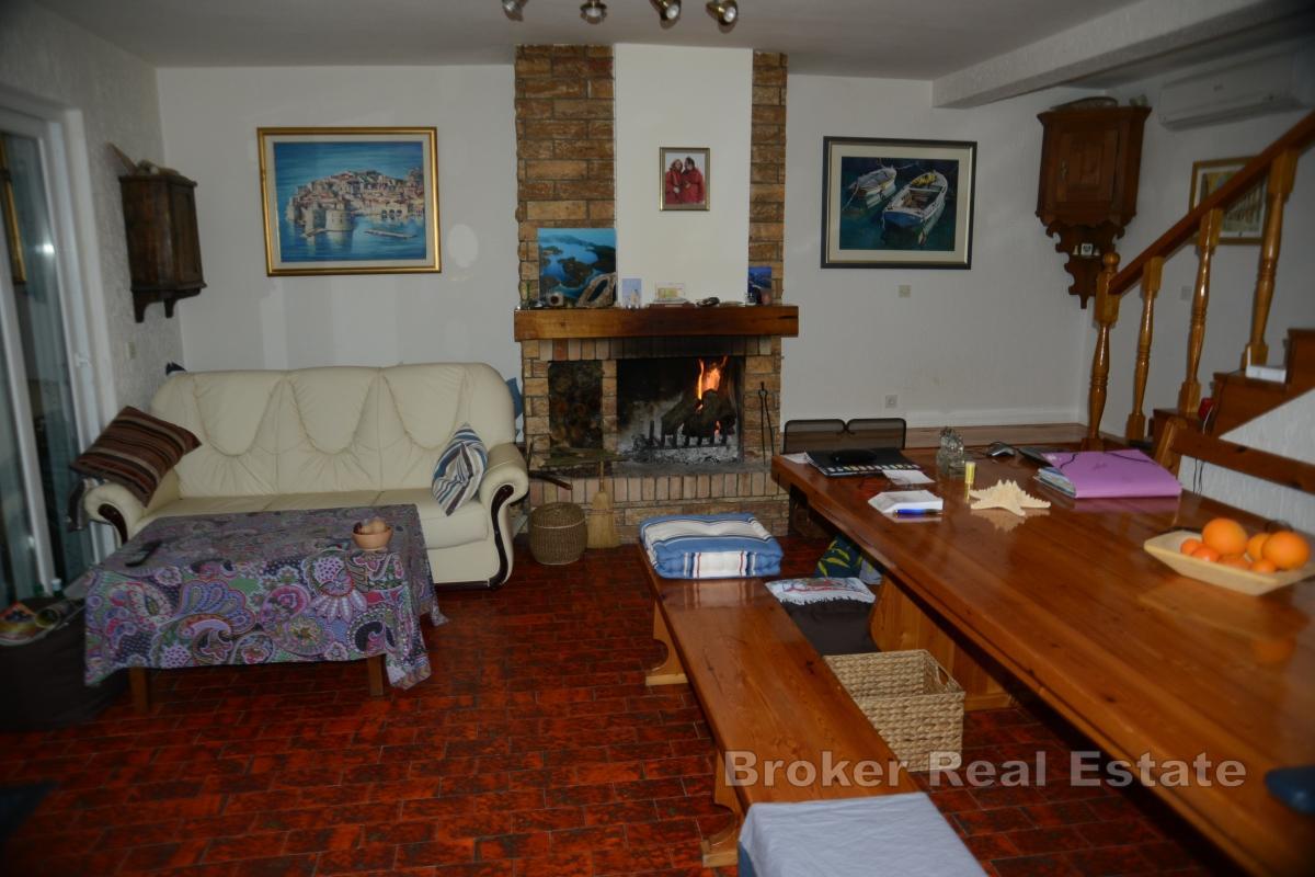 Двухэтажный дом в первом ряду от моря