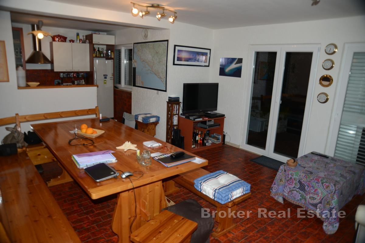 Двухэтажный дом в первом ряду от моря