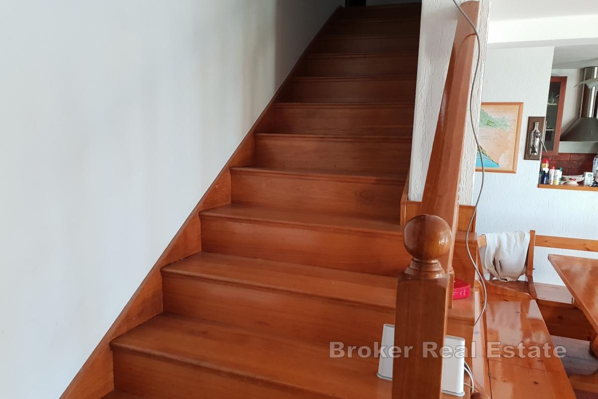 Двухэтажный дом в первом ряду от моря