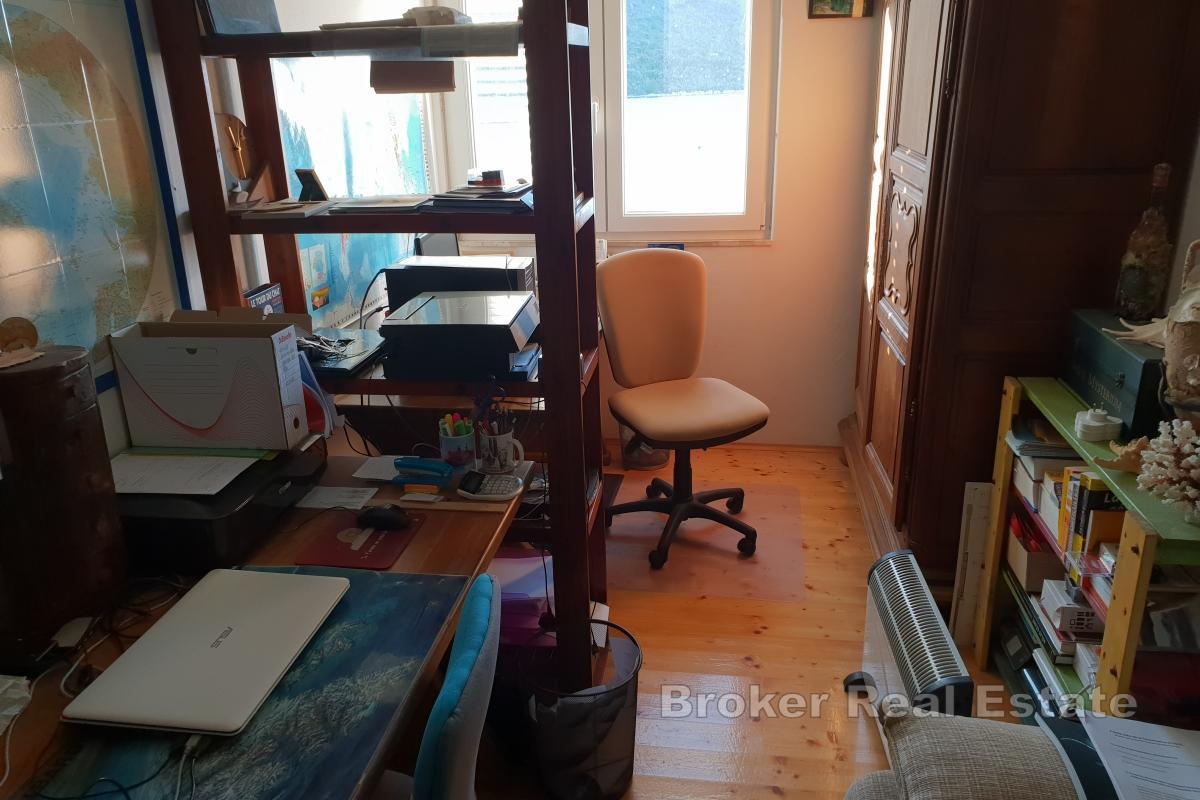 Двухэтажный дом в первом ряду от моря