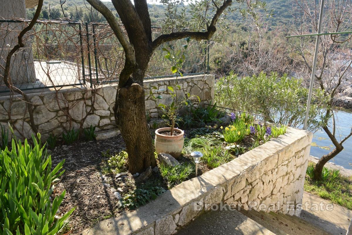 Casa a due piani in prima fila sul mare