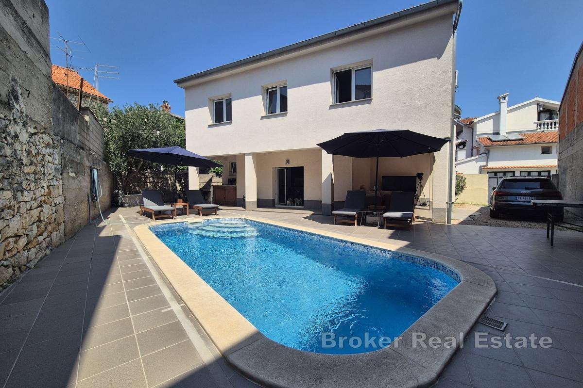 Dwupiętrowy dom w centrum, z basenem